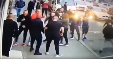 Stire din Eveniment : Membrii unui clan, reținut după ce a vandalizat locuința și mașinile unor rivali