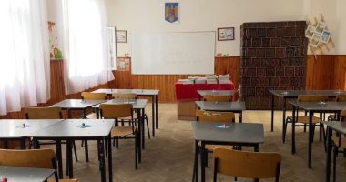 Stire din Cultură-Educație : Ministerul Educaţiei a cerut situaţia burselor de merit pentru medii sub 5
