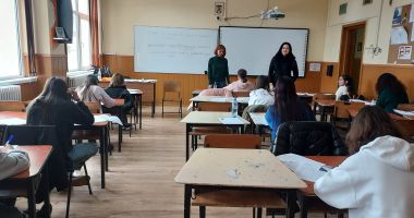 Stire din Cultură-Educație : Medii doar cu două note și situație anuală încheiată fără validarea consiliului de administrație al școlii