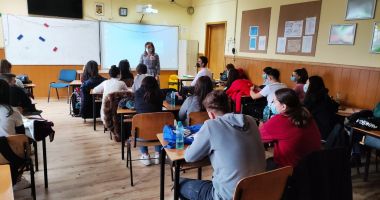Prof. Elena Manea: „Noi tot încercăm să le arătăm că fără școală nu se poate, dar societatea ne contrazice” - 2