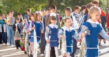 Stire din Politică-Administrație : Guvernul susține uniforma obligatorie în școli. Inițiativa aparține părinților