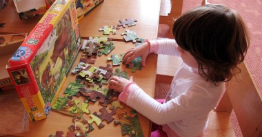 Stire din Cultură-Educație : Mobilierul pentru clasa pregătitoare - bani aruncați pe fereastră?