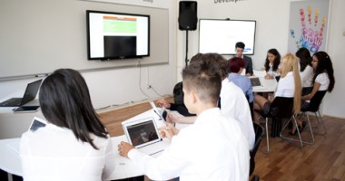 Stire din Cultură-Educație : "Clasa viitorului" la Constanța, dotată și mobilată de Samsung