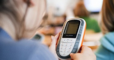 Stire din Cultură-Educație : "Ce facem cu profesorii care vorbesc la telefon în timpul orei?"