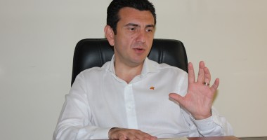 Stire din Politică-Administrație : Claudiu-Iorga Palaz dă jos afișajul ilegal al USL