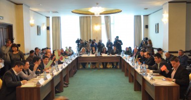 Stire din Politică-Administrație : Elevii și studenții vor facilități la transportul în comun, aleșii locali se mai gândesc