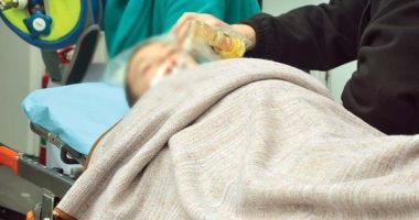 Stire din Social : Două fetițe în vârstă de 2 ani, dus de urgență la spital după ce au băut insecticid