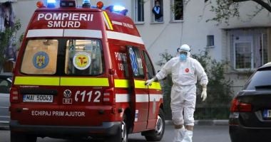 Un bărbat a murit după ce a fost lovit de două mașini care s-au ciocnit încercând să-l evite