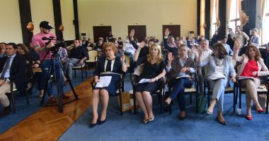 Stire din Politică-Administrație : Consilierii locali, convocați în ședință de primarul Decebal Făgădău
