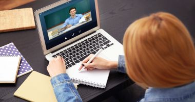 Stire din Cultură-Educație : Club online de educație financiară pentru liceeni