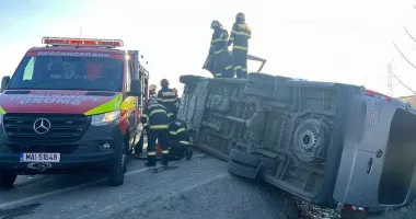 Stire din Eveniment : UPDATE Accident între un microbuz şi o autobasculantă. 11 persoane găsite la intervenție
