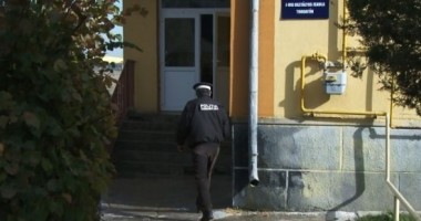 Stire din Eveniment : Minoră abuzată sexual la școală. Fata a fost dusă forțat în baia unității!