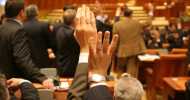 Stire din Politică-Administrație : Aleșii locali, protejați în fața legii! Un nou proiect controversat a trecut de Camera Deputaților