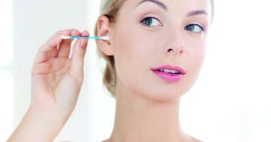 Stire din Sănătate : Evitați bețișoarele de urechi! Spălați-vă doar cu apă și săpun!