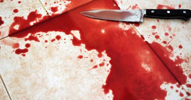 Tragedie în Constanța. O mamă s-a înjunghiat în inimă, lângă copilul cu autism!