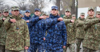 Stire din Cultură-Educație : Elevi ai Colegiului "Alexandru Ioan Cuza" din Constanța vor defila pe sub Arcul de Triumf, la Parada Militară de 1 Decembrie