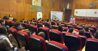 Stire din Cultură-Educație : Mirciștii față-n față cu un profesor de la „John Leggott” College UK