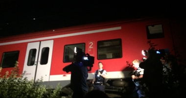 GALERIE FOTO / ATAC CU TOPORUL într-un tren. Un afgan de 17 ani a rănit 18 persoane - 2