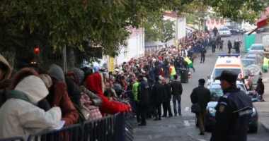 Stire din Eveniment : Peste 40.000 de credincioși au petrecut noaptea în frig la Iași, pentru a se închina la moaștele Sfintei Parascheva