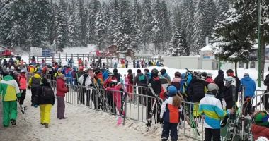 Stire din Social : Vacanța de schi a elevilor, prilej de distracție la munte. S-au format cozi infernale la telegondolă