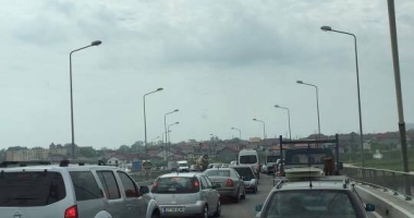 Stire din Eveniment : Cozi kilometrice după închiderea podului de la Agigea. Polițiștii intervin cu două echipaje