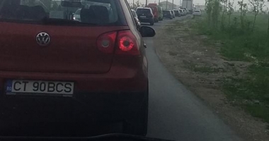 Cozi kilometrice după închiderea podului de la Agigea. Polițiștii intervin cu două echipaje - 2
