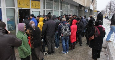 Stire din Social : Foto. Coadă la ajutoarele alimentare de la Uniunea Europeană