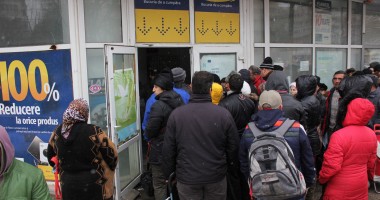 Foto. Coadă la ajutoarele alimentare de la Uniunea Europeană - 3