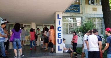 Stire din Cultură-Educație : Coadă la depunerea fișelor de înscriere  la liceu