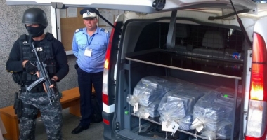 Stire din Eveniment : CAPTURĂ RECORD DE COCAINĂ ÎN PORTUL CONSTANȚA / Cum au ajuns drogurile de 600 milioane euro la Constanța. Cinci persoane arestate