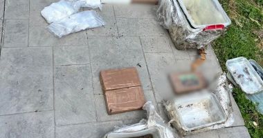 Cocaină în valoare de un milion de euro, găsită îngropată în curtea unei case