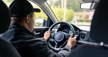 Stire din Eveniment : Șofer de ride-sharing, suspectat că vindea cocaină clienților. Ce au găsit anchetatorii la percheziții