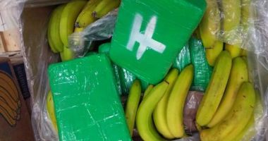 Stire din Actualitate : 840 de kilograme de COCAINĂ, descoperite în lăzi de banane, în supermarketuri! Personalul a alertat poliția