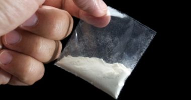 O fetiță a primit la creșă o pungă plină cu cocaină și i-a spus mamei că a gustat din droguri