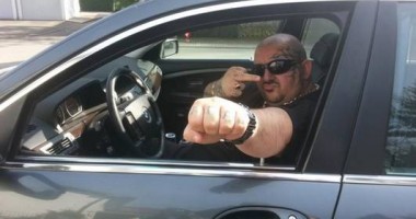 Stire din Eveniment : VIDEO. Inconștiență! Merge cu 200 km pe oră, dansează pe manele, nu ține mâinile pe volan