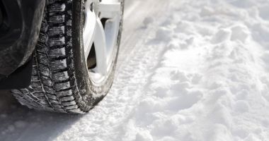 Codul rutier 2022. Șoferii pot fi amendați chiar dacă au montate anvelopele de iarnă pe mașină