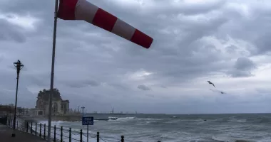 Stire din Social : Vreme instabilă în Dobrogea. Meteorologii anunță rafale puternice de vânt în județul Constanța