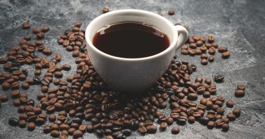 Stire din Sănătate : Mare grijă! Nu consumați mai mult de patru căni de cafea pe zi!
