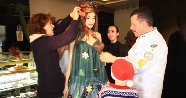 Cofetăria Silvian a împodobit un brad viu cu copiii de la Centrul de zi din Agigea - 4