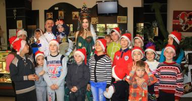 Cofetăria Silvian a împodobit un brad viu cu copiii de la Centrul de zi din Agigea - 5