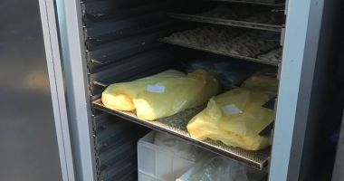 Imagini șocante la cofetăria Dumy din Constanța. Tăvi și forme ruginite și produse expirate, folosite la prepararea prăjiturilor - 2