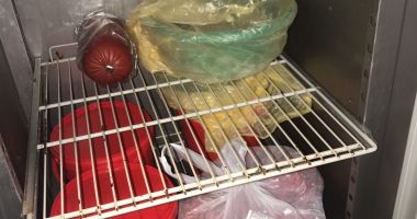 Imagini șocante la cofetăria Dumy din Constanța. Tăvi și forme ruginite și produse expirate, folosite la prepararea prăjiturilor - 3