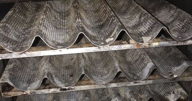 Imagini șocante la cofetăria Dumy din Constanța. Tăvi și forme ruginite și produse expirate, folosite la prepararea prăjiturilor - 5