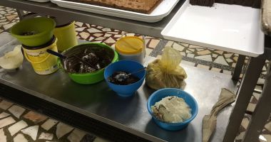 Imagini șocante la cofetăria Dumy din Constanța. Tăvi și forme ruginite și produse expirate, folosite la prepararea prăjiturilor - 6