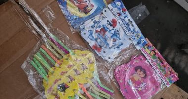 GALERIE FOTO. Coifuri şi baloane de petrecere, posibil contrafăcute, confiscate în Portul Constanța - 2