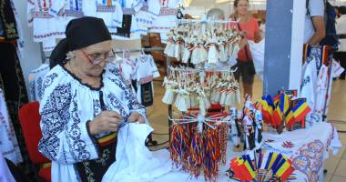 Stire din Cultură-Educație : Colecții  de costume populare,  la Pavilionul expozițional