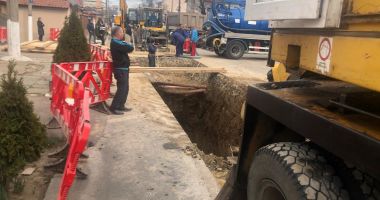 Stire din Social : A cedat colectorul de ape de pe strada Nehoiului. RAJA schimbă toată conducta