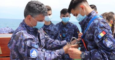 Stire din Cultură-Educație : Elevii Colegiului „Alexandru Ioan Cuza”, în marș cu nava-școală „Mircea”