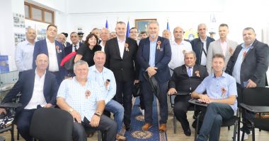 Stire din Cultură-Educație : Gest simbolic al foștilor elevi militari, la patru decenii de la absolvire