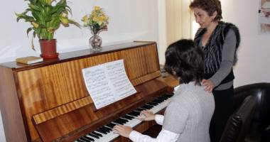 Stire din Cultură-Educație : Datorită parteneriatului cu Fundația Lumina. Elevii Colegiului de Arte vor urca pe scenele lumii